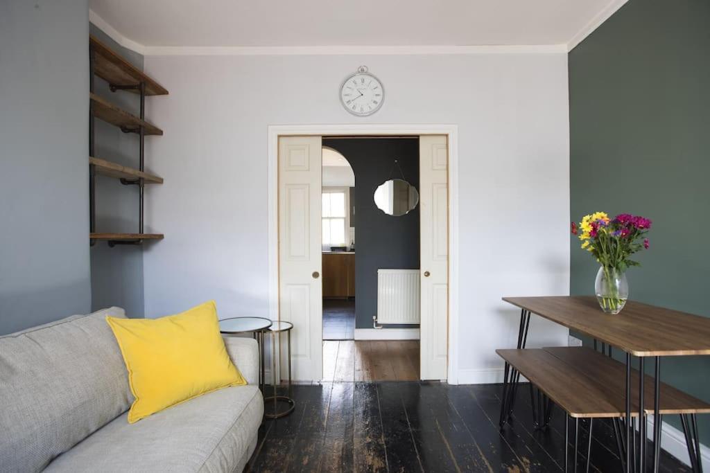 Apartment Top-floor Covent Garden Flat *